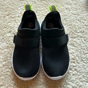 Size 9 Cat & Jack Toddler Water Shoes